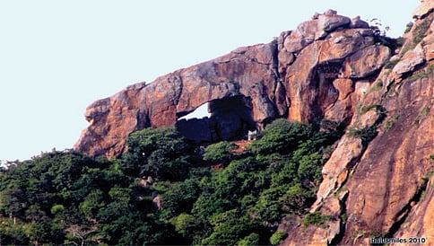 ಅಡಗಿಕೊಂಡು ಕುಳಿತಿರುವ ವಿಸ್ಮಯ, ಈ ಭೀಮನಖಿಂಡಿ  ಕಲ್ಲಿನ ಕಮಾನು!