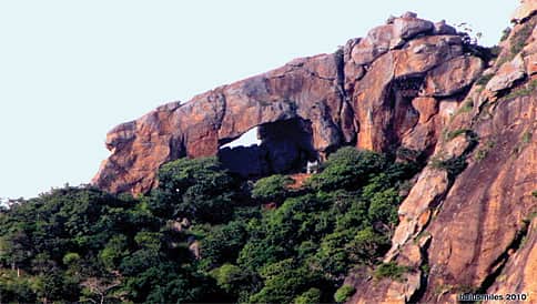 ಅಡಗಿಕೊಂಡು ಕುಳಿತಿರುವ ವಿಸ್ಮಯ, ಈ ಭೀಮನಖಿಂಡಿ  ಕಲ್ಲಿನ ಕಮಾನು!
