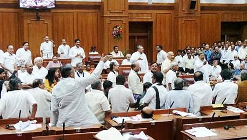 ಬೆಳಗಾವಿ ಸುವರ್ಣಸೌಧದ ಎದುರು ರೈತ ಆತ್ಮಹತ್ಯೆಗೆ ಯತ್ನ; ಮಂಡ್ಯದಲ್ಲಿ ಮತ್ತೊಬ್ಬ ರೈತ ಆತ್ಮಹತ್ಯೆ