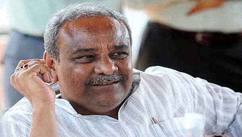 ಮೊದಲು ನಿಮ್ಮವರನ್ನು ಒಳ ಹಾಕಿ, ನಾನೂ ಬರುತ್ತೇನೆ: ಕತ್ತಿ