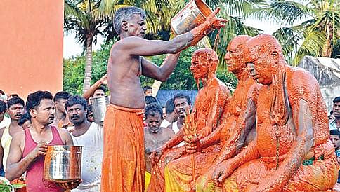 ದೇವಾಲಯದ ಧರ್ಮದರ್ಶಿಗಳಿಗೆ ಮೆಣಸಿನಕಾಯಿ ಅಭಿಷೇಕ!
