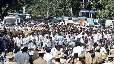 ಬಿಲ್ಡರ್‍ನಿಂದ ಅಧಿಕಾರಿಗೆ ಬೆದರಿಕೆ: ಇಂದು ಬಂದ್