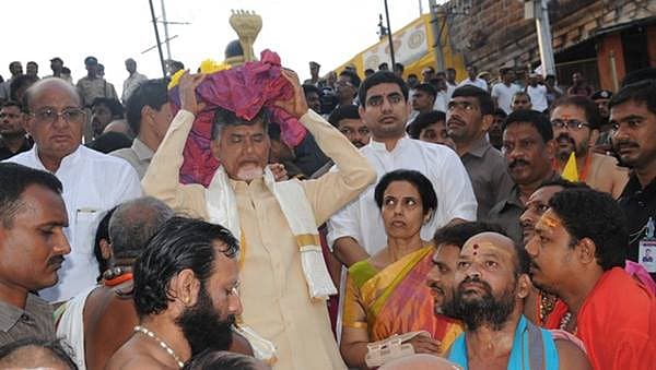 ರಾಜಮಂಡ್ರಿ ಪುಷ್ಕರ್ ಘಾಟ್ ನಲ್ಲಿ ಆಂಧ್ರಪ್ರದೇಶದ ಮುಖ್ಯಮಂತ್ರಿ ಚಂದ್ರಬಾಬು ನಾಯ್ಡು ತಮ್ಮ ಪತ್ನಿ ಮತ್ತು ಮಗನೊಂದಿಗೆ ವಿಶೇಷ ಪೂಜೆ ಸಲ್ಲಿಸಿದರು. <br><br>