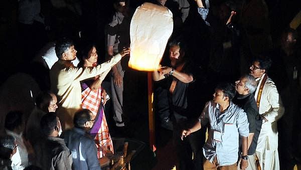 ಪುಷ್ಕರ ಮೇಳದಲ್ಲಿ ಚಂದ್ರಬಾಬು ನಾಯ್ಡು ಅವರು ಆಕಾಶ ದೀಪವನ್ನು ಹಾರಿ ಬಿಟ್ಟರು.