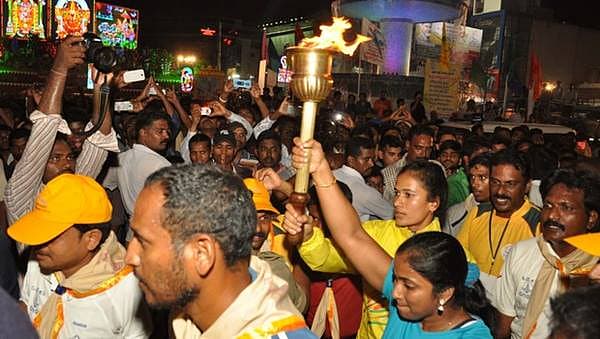 ಮೇಳದಲ್ಲಿ ಸಿಎಂ ಚಂದ್ರಬಾಬು ನಾಯ್ಡು ಅವರನ್ನು ಹಿಂಬಾಲಿಸುತ್ತಿರುವ ಜನಸಂದಣಿ