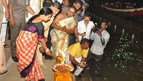ಅಖಂಡ ಜ್ಯೋತಿ ಬೆಳಗಿಸುತ್ತಿರುವ ಚಂದ್ರಬಾಬು ನಾಯ್ಡು ಕುಟುಂಬ