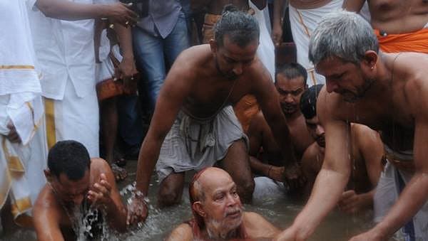 ಪುಷ್ಕರ ಮೇಳದಲ್ಲಿ ಕಂಚಿ ಪೀಠದ ಶ್ರೀ ಜಯೇಂದ್ರ ಸರಸ್ವತಿ ಅವರು ಗೋದಾವರಿ ನದಿಯಲ್ಲಿ ಪುಣ್ಯ ಸ್ನಾನ ಮಾಡುತ್ತಿರುವುದು. <br>