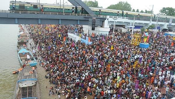 ದಕ್ಷಿಣ ಭಾರತದ ಕುಂಭಮೇಳ ಎಂದೇ ಕರೆಸಿಕೊಳ್ಳುವ ಗೋದಾವರಿ ಪುಷ್ಕರ ಮೇಳದಲ್ಲಿ ನೆರೆದಿರುವ ಜನಸಾಗರ <br>