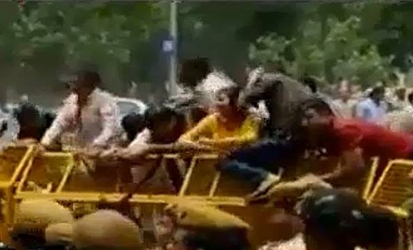 ಕೇಜ್ರಿವಾಲ್ ಸರ್ಕಾರದ ವಿರುದ್ಧ ಬೀದಿಗಿಳಿದ ಬಿಜೆಪಿ, ಕಾಂಗ್ರೆಸ್