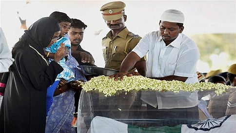 ರಾಮೇಶ್ವರಂ ತಲುಪಿದ ಕಲಾಂ ಪಾರ್ಥಿವ ಶರೀರ, ಮುಗಿಲು ಮುಟ್ಟಿದ ಸಂಬಂಧಿಕರ ಆಕ್ರಂದನ