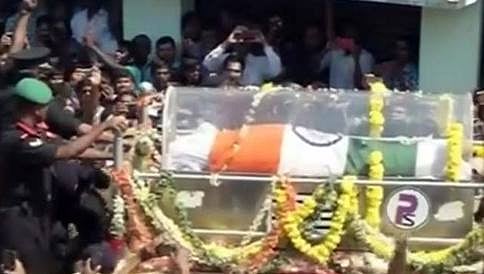 ಕಲಾಂ ಅಂತಿಮ ಯಾತ್ರೆ ಆರಂಭ, ಅಗಲಿದ ಚೇತನಕ್ಕೆ ಸಾವಿರಾರು ಜನರಿಂದ ಅಶ್ರುತರ್ಪಣ