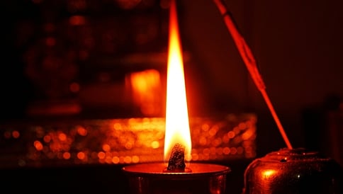 ಪೂಜೆ ವೇಳೆ ಸೀರೆಗೆ ಬೆಂಕಿ: ಮಹಿಳೆ ಸಾವು