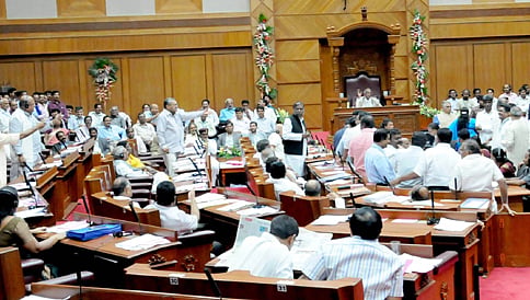 ಸಗಣಿ ಹಾಕಿ ರಸ್ತೆ ಸಾರಿಸಿ ರಂಗೋಲಿ ಹಾಕಿ!
