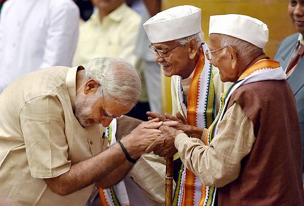 ಸ್ವಾತಂತ್ರ್ಯ ಯೋಧರಿಗೆ ನಮನ ಸಲ್ಲಿಸುತ್ತಿರುವ ಪ್ರಧಾನಿ ನರೇಂದ್ರ ಮೋದಿ <br>
