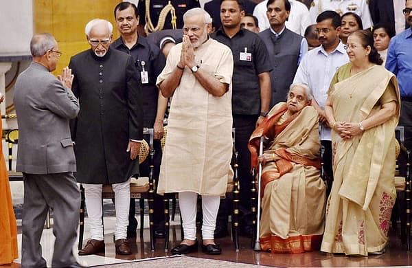 ಕಾರ್ಯಕ್ರಮದಲ್ಲಿ ರಾಷ್ಟ್ರಪತಿಯನ್ನು ಸ್ವಾಗತಿಸುತ್ತಿರುವ ಪ್ರಧಾನಿ ಮೋದಿ ಮತ್ತಿತರರು.<br>