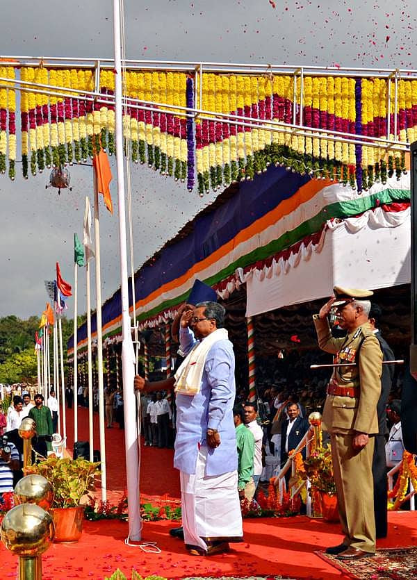 ಮಾಣಿಕ್ ಶಾ ಮೈದಾನದಲ್ಲಿ ಸಿಎಂ ಸಿದ್ದರಾಮಯ್ಯ ಧ್ವಜಾರೋಹಣ ಚಿತ್ರಗಳು