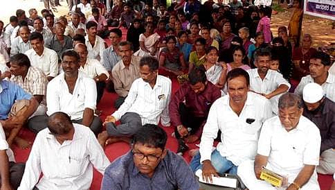 ಅಧಿಕಾರಿಗೆ ಹಾರುಬೂದಿ ಬಳಿದು ಜನರ ಪ್ರತಿಭಟನೆ
