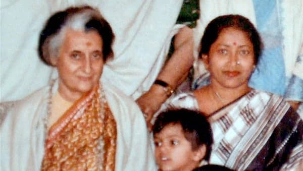 ಮಾಜಿ ಪ್ರಧಾನಿ ದಿವಂಗತ ಇಂದಿರಾ ಗಾಂಧಿ ಅವರೊಂದಿಗೆ ಶುಭ್ರಾ ಮುಖರ್ಜಿ