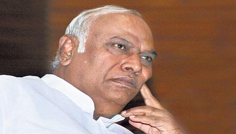ಅರಸು ಜತೆ ಸಿದ್ದು ಹೋಲಿಕೆ ಸಲ್ಲ: ಖರ್ಗೆ
