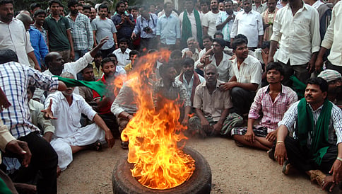 ಬಿಜೆಪಿ ನಾಯಕರ ನಿವಾಸಕ್ಕೆ ಮುತ್ತಿಗೆ