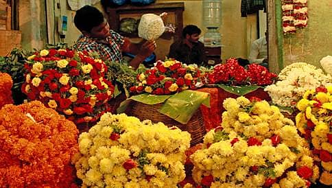 ವರಮಹಾಲಕ್ಷ್ಮಿಗೆ ಹಣ್ಣು,ಹೂವು ಕೊಂಚ ದುಬಾರಿ
