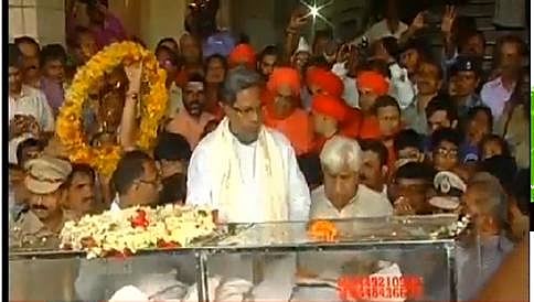 ಕಲ್ಬುರ್ಗಿ ಪಾರ್ಥಿವ ಶರೀರದ ಅಂತಿಮ ದರ್ಶನ ಪಡೆದ ಸಿಎಂ ಸಿದ್ದರಾಮಯ್ಯ