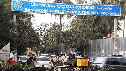 ನೌಕರರ ನಿವೇಶನ ಖಾಸಗಿಯವರ ಪಾಲು