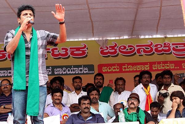 ಕಳಸಾ ಬಂಡೂರಿಗೆ ತಾರಾ ಬಲ- ಹುಬ್ಬಳ್ಳಿಯಲ್ಲಿ ನಡೆದ ಬೃಹತ್ ಪ್ರತಿಭಟನೆಯ ಚಿತ್ರಗಳು