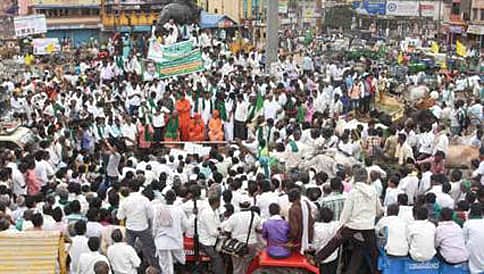 ಪೆನ್ನು ಕಸಿದ ಪ್ರತಿಭಟನಾಕಾರರು