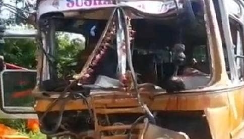 ವಿಜಯಪುರ: ಬೈಕ್, ಮರಕ್ಕೆ ಟೆಂಪೊ ಟ್ರಾವೆಲರ್ ಡಿಕ್ಕಿ, 4 ಸಾವು