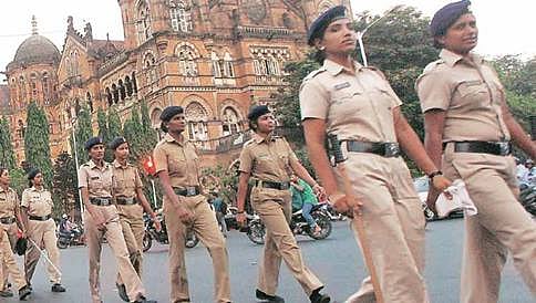 ಮಾನವೀಯತೆ ಮರೆತ ಮುಂಬೈ ಮಹಿಳಾ ಪೊಲೀಸರಿಂದ ಯುವತಿ ಮೇಲೆ ಹಲ್ಲೆ