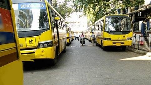 ಅಡ್ಡಾದಿಡ್ಡಿ ಚಲಿಸಿದ ಶಾಲೆ ಬಸ್‍ಗೆ ಪಾದಚಾರಿ ಬಲಿ