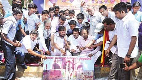 ಮಹದಾಯಿ ನಕ್ಷೆಗೆ ಕನ್ನಡ ಮಕ್ಕಳಿಂದ ರಕ್ತಾಭಿಷೇಕ!