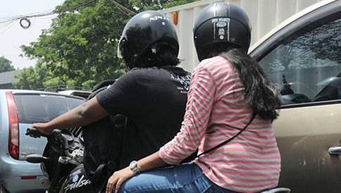 ಹಿಂಬದಿ ಸವಾರರಿಗೂ ಇಂದಿನಿಂದ ಹೆಲ್ಮೆಟ್