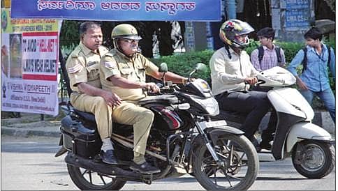ಹೆಲ್ಮೆಟ್ ಕಡ್ಡಾಯ ನಿಯಮದ ಮೊದಲ ದಿನ: ಹೆಲ್ಮೆಟ್ ಧರಿಸದ ಹಿಂಬದಿ ಸವಾರರನ್ನು ತಡೆದರು, ಎಚ್ಚರಿಸಿ ಕಳುಹಿಸಿದರು