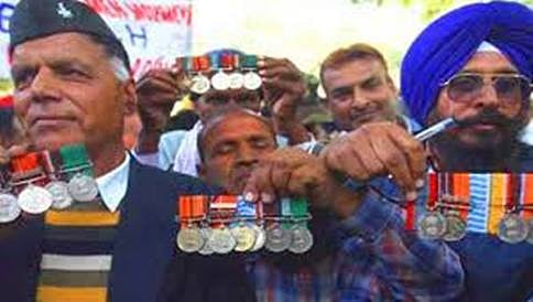 ಒಆರ್ ಒಪಿ ಯೋಜನೆಯಲ್ಲಿ ಕೆಲ ಬದಲಾವಣೆಗೆ ಆಗ್ರಹಿಸಿ ಜೇಟ್ಲಿ ನಿವಾಸದ ಎದುರು ನಿವೃತ್ತ ಯೋಧರ ಪ್ರತಿಭಟನೆ