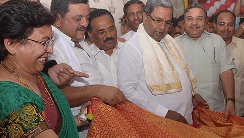 ಸಾಲ ಮಾಡಿ ಪತ್ನಿಗೆ ಲಕ್ಷ ರುಪಾಯಿ ರೇಷ್ಮೆ ಸೀರೆ ಖರೀದಿಸಿದ ಸಿಎಂ!