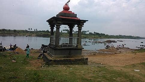 ಹಾಯಿದೋಣಿಯ ಅಂಬಿಗನ ವಿಶ್ವಮಾನವ ಕನಸಿಗೆ ವರ್ಣವ್ಯಾಧಿ