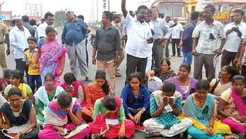 ಆತ್ಮಹತ್ಯೆಯಲ್ಲ ಇದೊಂದು ಕೊಲೆ: ವಿದ್ಯಾರ್ಥಿನಿಯರ ಪೋಷಕರ ಆಕ್ರೋಶ