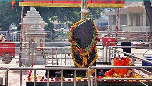 ಹೆಲಿಕಾಪ್ಟರ್ ಮೂಲಕ ಶನಿ ದೇಗುಲಕ್ಕೆ ಮುತ್ತಿಗೆ: ಮಹಿಳಾ ಸಂಘಟನೆ ಎಚ್ಚರಿಕೆ