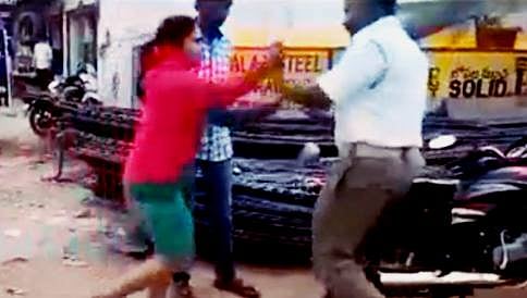 ಸಂಚಾರ ನಿಯಮ ಉಲ್ಲಂಘನೆ: ಪ್ರಶ್ನಿಸಿದ ಪೇದೆ ಮೇಲೆ ಯುವತಿ ಹಲ್ಲೆ