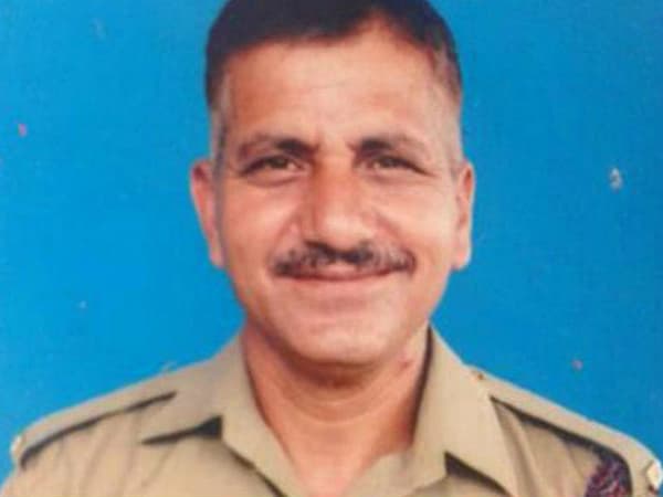 <div><b>ಸಿಪಾಯಿ ಜಗದೀಶ್ ಚಂದ್ರ</b></div><div><br></div><div>ಡಿಫೆನ್ಸ್ ಸೆಕ್ಯುರಿಟಿಯಲ್ಲಿ ಬಾಣಸಿಗನಾಗಿರುವ ಸಿಪಾಯಿ ಜಗದೀಶ್ ಚಂದ್ರ ವಾಯುನೆಲೆಗೆ ಉಗ್ರರು ದಾಳಿ ಮಾಡುತ್ತಿದ್ದಂತೆ ಉಗ್ರನೊಬ್ಬನ ಆಯುಧ ಕಿತ್ತು ಆತನನ್ನು ಹೊಡೆದುರುಳಿಸಿದ್ದರು, ಆಮೇಲೆ ಮುಂದಿನ ಕಾರ್ಯಾಚರಣೆ ಮಾಡುವ ಮುನ್ನ ಮತ್ತೊಬ್ಬ ಉಗ್ರನ