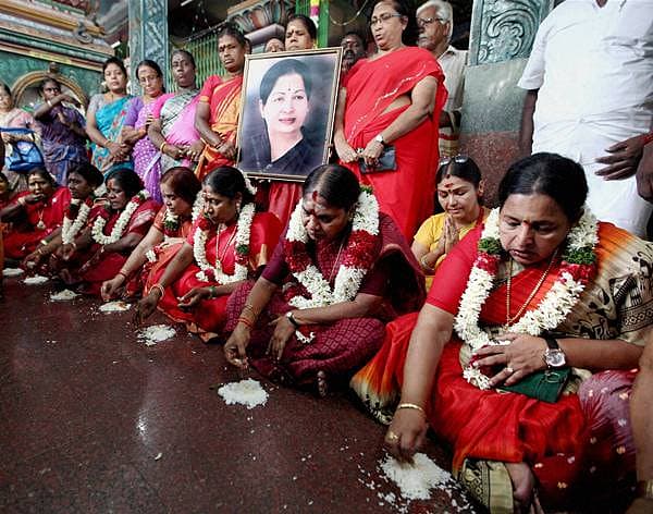 <b>ಅಮ್ಮನ ಚೇತರಿಕೆಗಾಗಿ ನೆಲದ ಮೇಲೆ ಊಟ...</b> ತಮಿಳುನಾಡು ಮುಖ್ಯಮಂತ್ರಿ ಜೆ.ಜಯಲಲಿತಾ ಅವರು ಶೀಘ್ರ ಗುಣಮುಖರಾಗಲಿ ಎಂದು ಎಐಎಡಿಎಂಕೆ ಮಹಿಳಾ ಸದಸ್ಯೆಯರು ಮಂಗಳವಾರ ಚೆನ್ನೈನ ದೇವಸ್ಥಾನವೊಂದರಲ್ಲಿ ನೆಲದ ಮೇಲೆ ಊಟ ಮಾಡಿದರು.