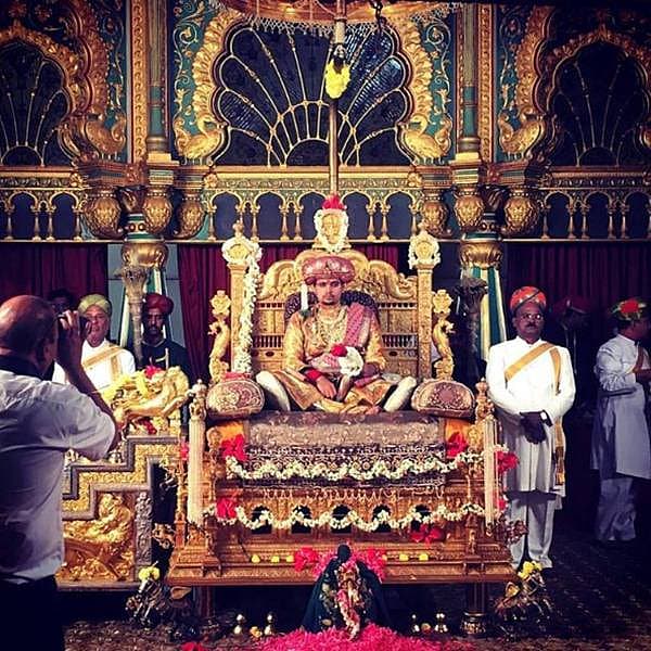 ಮೈಸೂರು ರಾಜ ಶ್ರೀ ಯದುವೀರ್ ಖಾಸಗಿ ದರ್ಬಾರ್...ಮೈಸೂರು ದಸರಾ ಮಹೋತ್ಸವ ಪ್ರಯುಕ್ತ ಮೈಸೂರು ರಾಜ ಶ್ರೀ ಯದುವೀರ್ ಕೃಷ್ಣದತ್ತ ಚಾಮರಾಜ ಒಡೆಯರ್ ಅವರು ಅರಮನೆಯಲ್ಲಿ ಖಾಸಗಿ ದರ್ಬಾರ್ ನಡೆಸಿದ ಕ್ಷಣ.