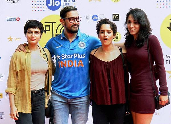 <b>ಪುತ್ರಿಯೊಂದಿಗೆ ಆಮಿರ್ ಖಾನ್....</b> ಮುಂಬೈನಲ್ಲಿ ನಡೆಯುತ್ತಿರುವ 18ನೇ ಮುಂಬೈ ಚಲನಚಿತ್ರೋತ್ಸವ ಕಾರ್ಯಕ್ರಮದಲ್ಲಿ ಅಮಿರ್ ಖಾನ್, ಪುತ್ರಿ ಇರಾ ಖಾನ್, ಬಾಲಿವುಡ್ ನಟಿ ಫಾತಿಮಾ ಸನಾ ಶೇಖ್ ಹಾಗೂ ಸಾನ್ಯ ಮಲ್ಹೋತ್ರಾ.