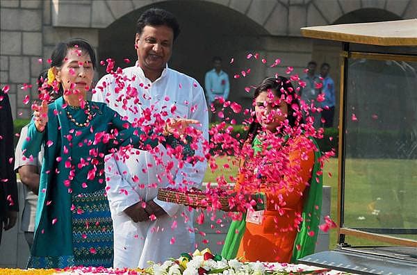 <b>ಮಹಾತ್ಮನಿಗೆ ಪುಷ್ಪ ನಮನ...</b> ಮಯನ್ಮಾರ್ ನ ವಿದೇಶಾಂಗ ಸಚಿವೆ ಆಂಗ್ ಸಾನ್ ಸೂ ಕೀ ಅವರು ದೆಹಲಿಯ ರಾಜ್ ಘಾಟ್ ಗೆ ಭೇಟಿ ನೀಡಿ ಮಹಾತ್ಮ ಗಾಂಧಿ ಸಮಾಧಿಗೆ ಪುಷ್ಪ ನಮನ ಸಲ್ಲಿಸಿದರು.