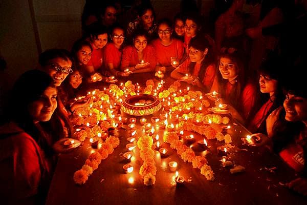<b>ಹ್ಯಾಪಿ ದೀಪಾವಳಿ...</b>. ಸೂರತ್ ಕಾಲೇಜ್ ವಿದ್ಯಾರ್ಥಿನಿಯರು ಗುರುವಾರ ದೀಪ ಬೆಳಗಿಸುವ ಮೂಲಕ ದೀಪಾವಳಿ ಆಚರಿಸಿದರು.