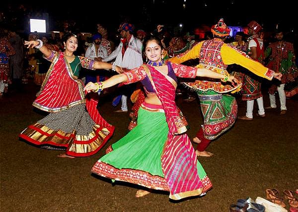 ಕಲಾವಿದರಿಂದ ಗಾರ್ಬ ನೃತ್ಯ...ಗಾರ್ಬ ನೃತ್ಯ ಪ್ರದರ್ಶಿಸುತ್ತಿರುವ ಅಹಮದಾಬಾದ್ ಕಲಾವಿದರು.