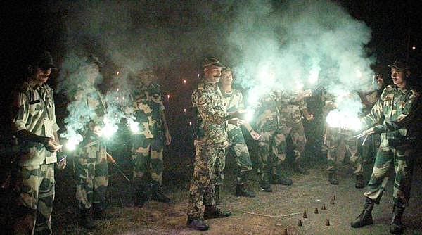 ಗಡಿಯಲ್ಲಿ ಯೋಧರ ದೀಪಾವಳಿ ಸಂಭ್ರಮ...ದುನಾಜ್ ಪುರ್ ಬಿಎಸ್ಎಫ್ ಯೋಧರು ಭಾರತ-ಬಾಂಗ್ಲಾದೇಶ ಗಡಿಯಲ್ಲಿ ಪಟಾಕಿ ಸಿಡಿಸುವ ಮೂಲಕ ದೀಪಾವಳಿ ಹಬ್ಬವನ್ನು ಸಂಭ್ರಮದಿಂದ ಆಚರಿಸಿದ್ದಾರೆ.