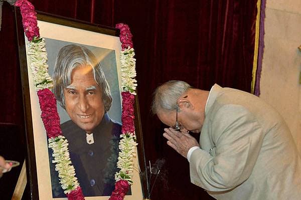 <b>ಕಲಾಂಗೆ ಸಲಾಂ...</b> ರಾಷ್ಟ್ರಪತಿ ಭವನದಲ್ಲಿ ಮಾಜಿ ರಾಷ್ಟ್ರಪತಿ, ಭಾರತ ರತ್ನ ಡಾ.ಎ.ಪಿ.ಜೆ. ಅಬ್ದುಲ್ ಕಲಾಂ ಅವರ ಜನ್ಮದಿನದ ಅಂಗವಾಗಿ ರಾಷ್ಟ್ರಪತಿ ಪ್ರಣಬ್ ಮುಖರ್ಜಿ ಅವರು ಶನಿವಾರ ಪುಷ್ಪ ನಮನ ಸಲ್ಲಿಸಿದರು.